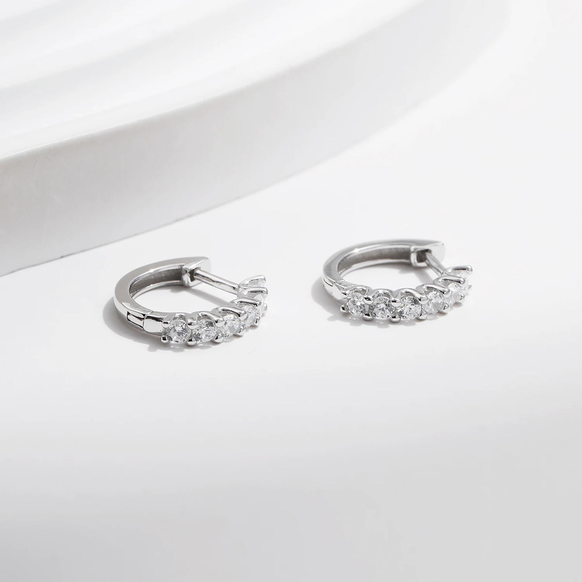 Boucles d’oreilles créoles MODIAN en argent 925 avec moissanite D – Petites créoles scintillantes pour femme