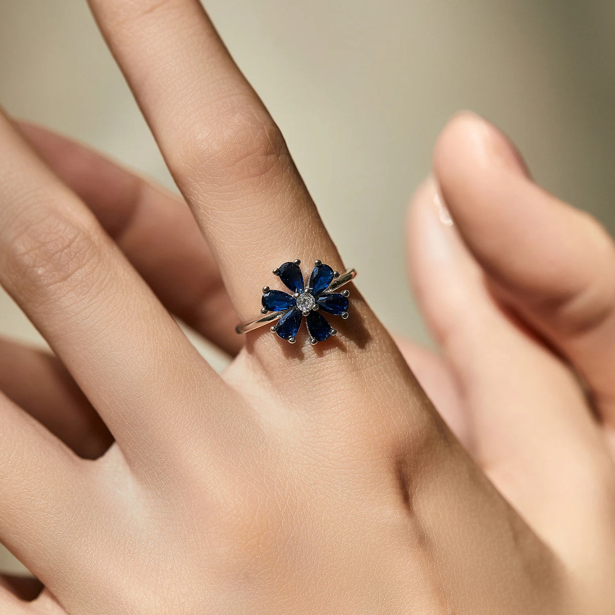 Bague MODIAN en argent 925 - Fleurs raffinées et pierre bleu royal en forme de goutte