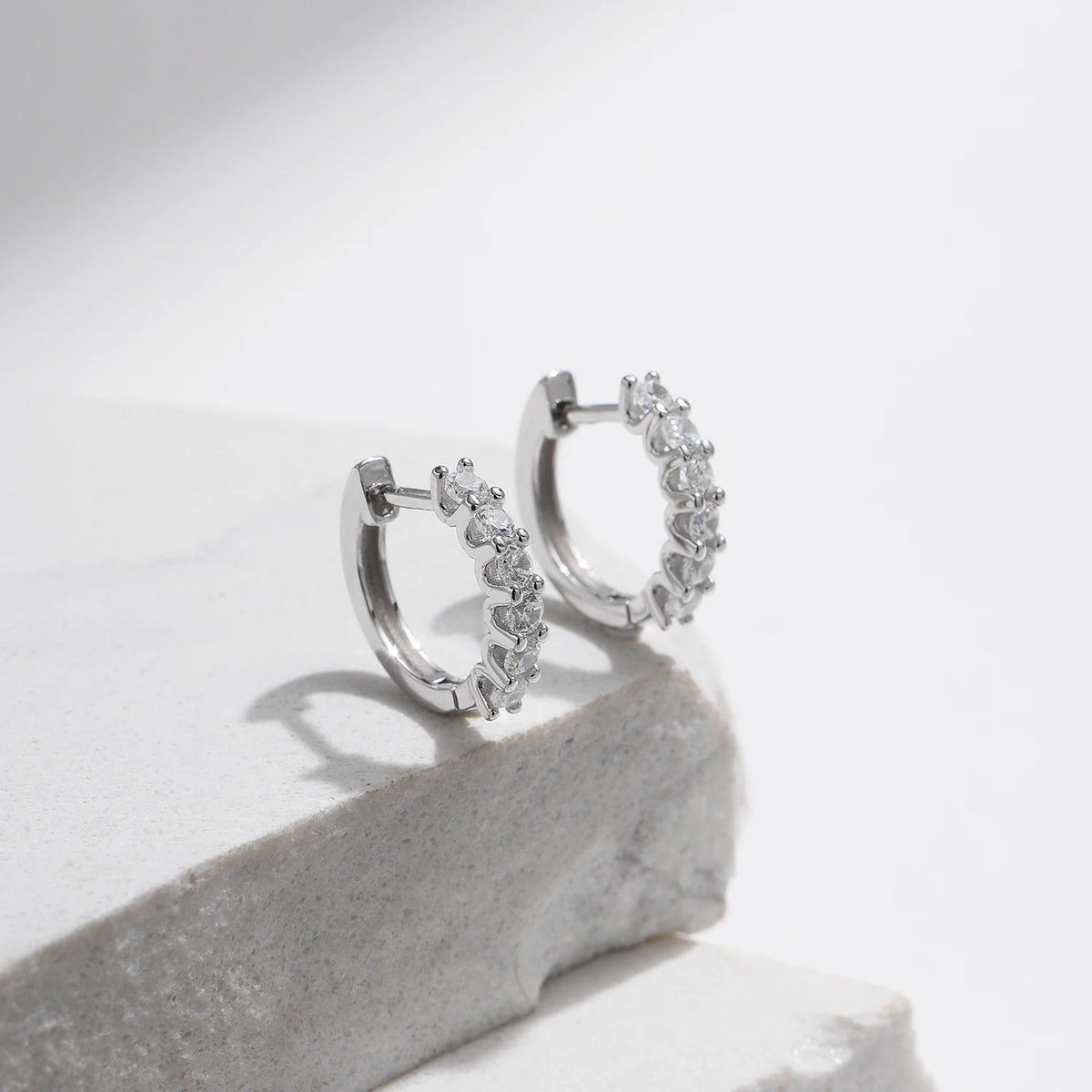 Boucles d’oreilles créoles MODIAN en argent 925 avec moissanite D – Petites créoles scintillantes pour femme