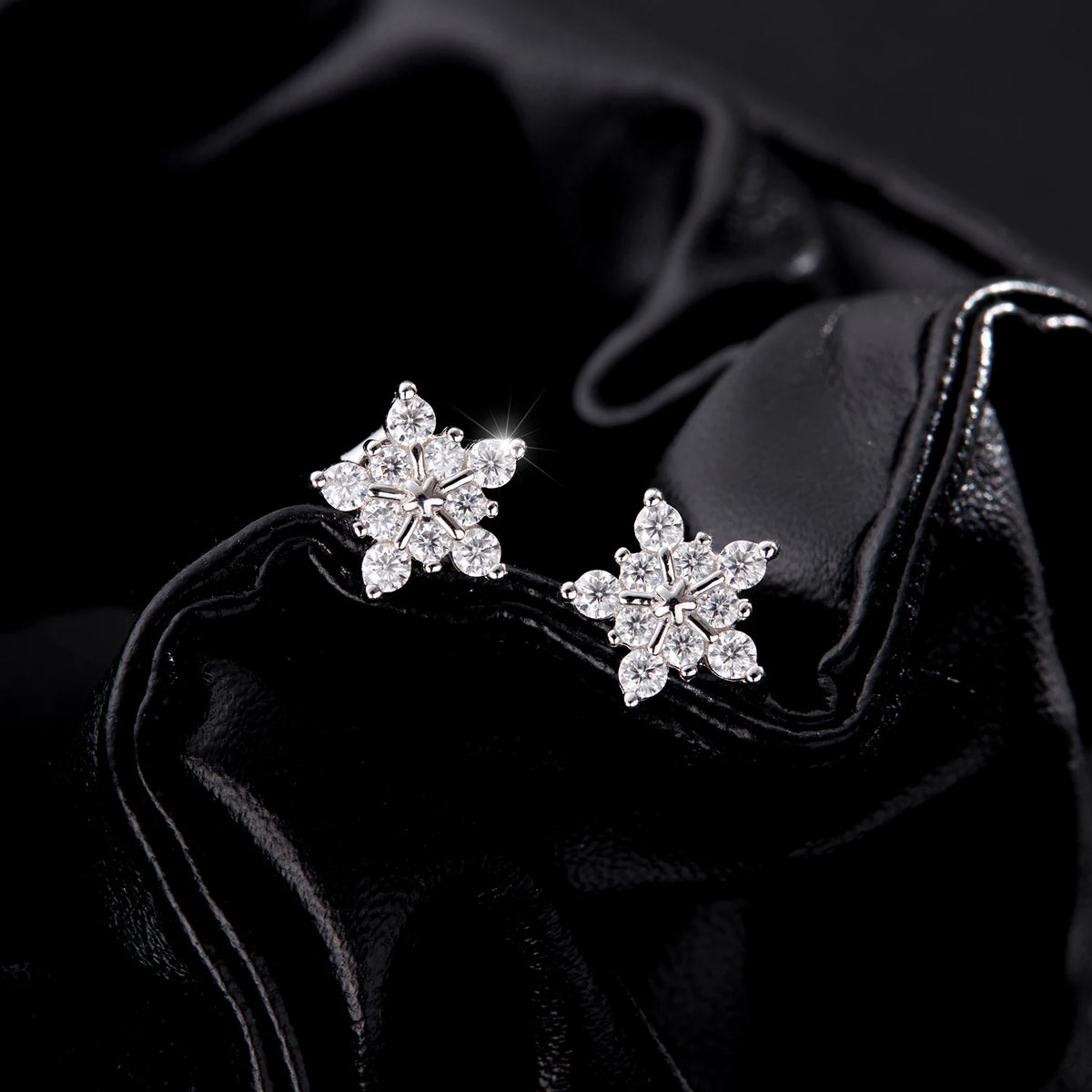 Boucles d’oreilles puces MODIAN en argent 925 et moissanite D – Motif flocon de neige