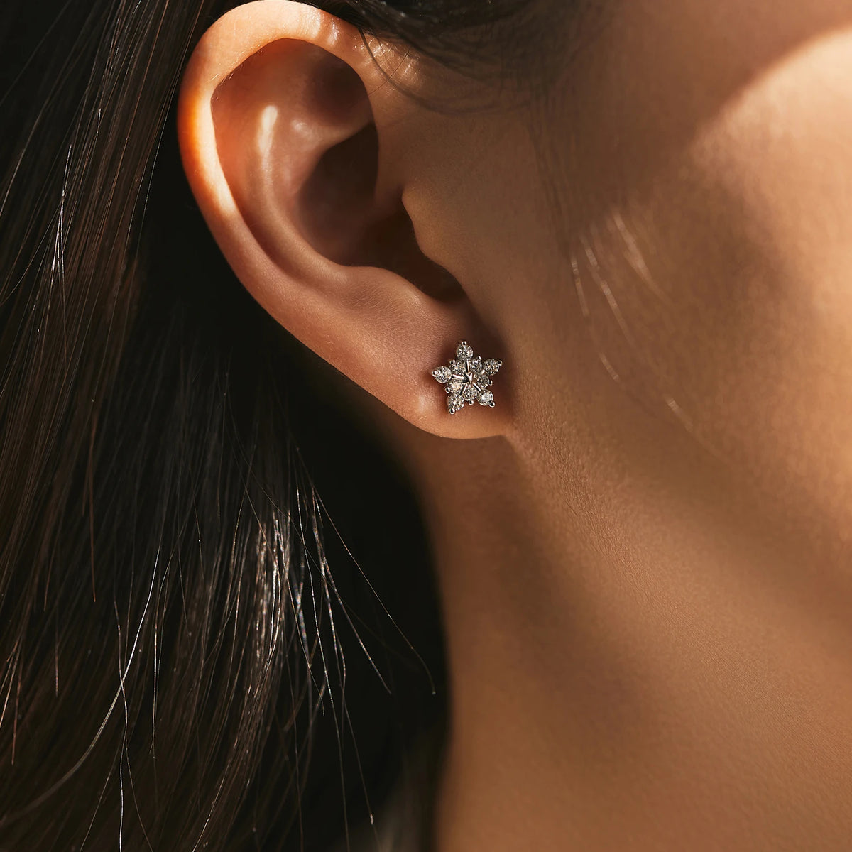 Boucles d’oreilles puces MODIAN en argent 925 et moissanite D – Motif flocon de neige