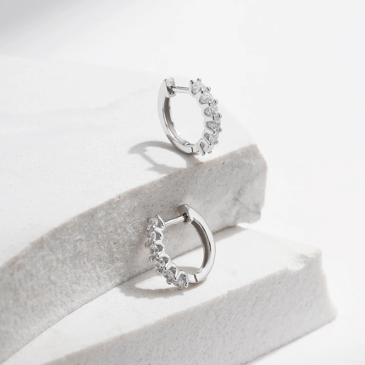 Boucles d’oreilles créoles MODIAN en argent 925 avec moissanite D – Petites créoles scintillantes pour femme