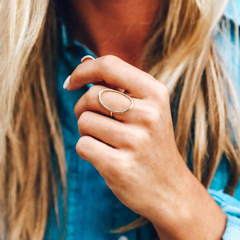 Bague Huitan géométrique à design ovale ajouré – Bijou moderne et tendance pour femme