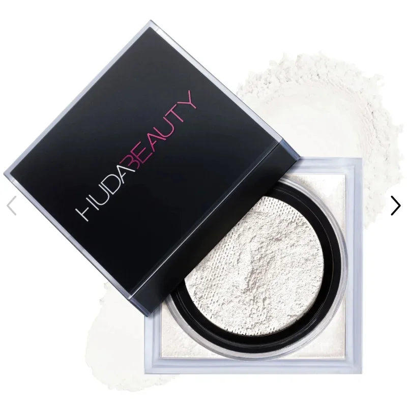 HUDA BEAUTY -Poudre fixatrice délicate longue tenue, contrôle du sébum, maintien de l’hydratation et effet peau lisse sans pores visibles.