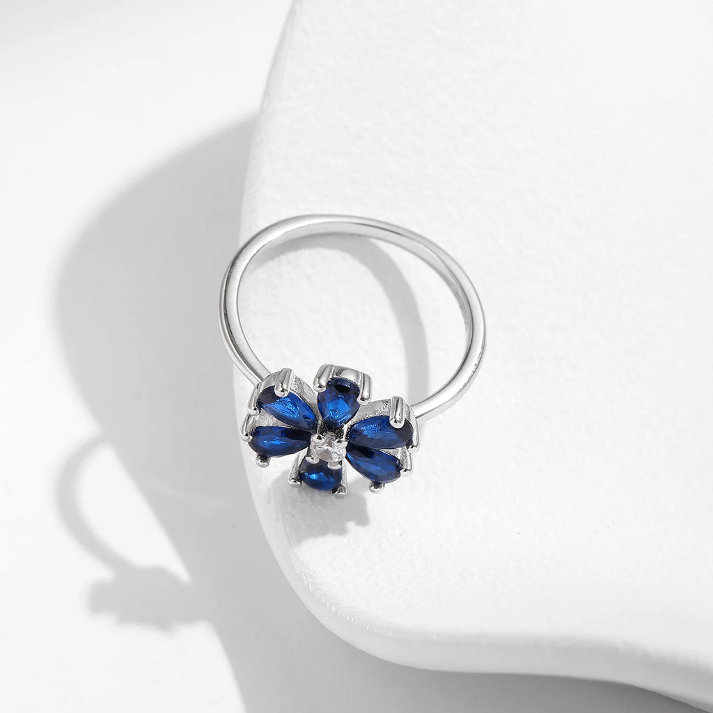 Bague MODIAN en argent 925 - Fleurs raffinées et pierre bleu royal en forme de goutte