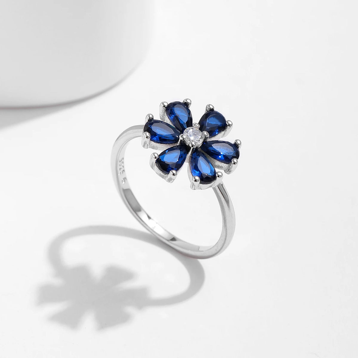 Bague MODIAN en argent 925 - Fleurs raffinées et pierre bleu royal en forme de goutte