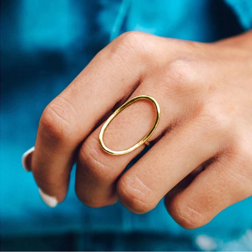 Bague Huitan géométrique à design ovale ajouré – Bijou moderne et tendance pour femme